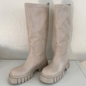 Low heel shaft treaded sole boots.